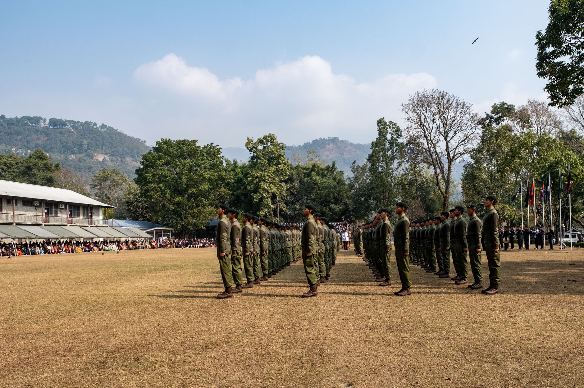 Nepal: Armeekabel hilft Hochwasserüberlebenden in Nuwakot beim Überqueren des Flusses