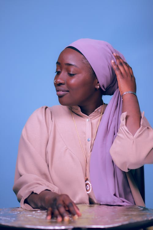 Gratis arkivbilde med afrikansk kvinne, blå bakgrunn, hijab