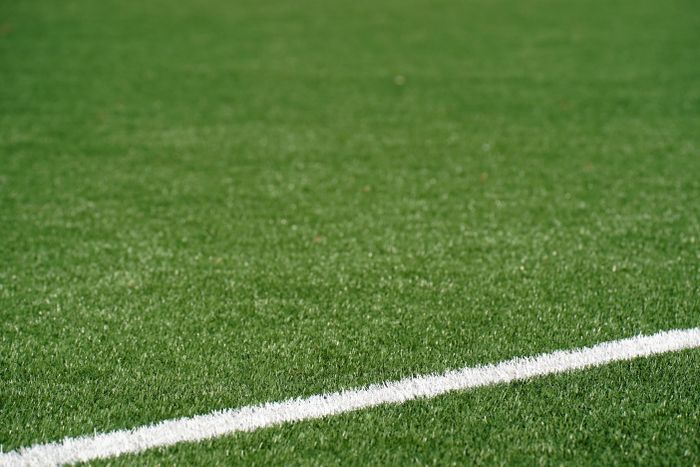 Campo de futebol society com grama verde