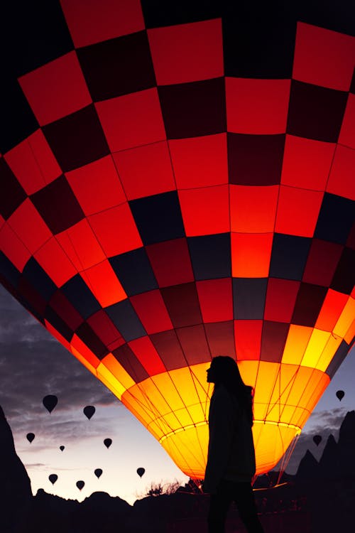 Kostenloses Stock Foto zu dämmerung, fliegen, heißluftballons