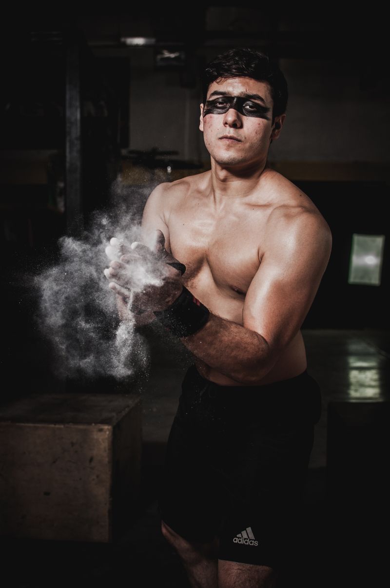 Homem treinando musculação com halteres em academia moderna