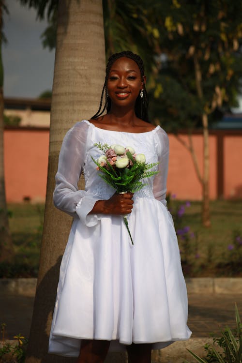 Gratis lagerfoto af afroamerikansk kvinde, blomster, bryllup