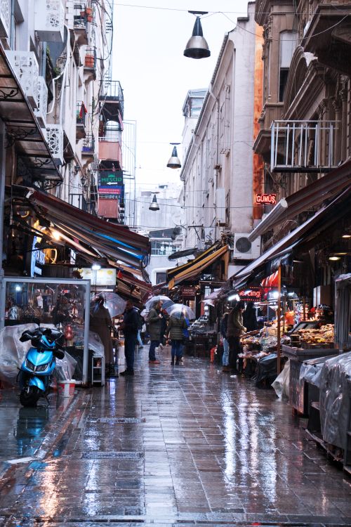 Free A bustling narrow street market in Istanbul, Türkiye, on a rainy day. Stock Photo