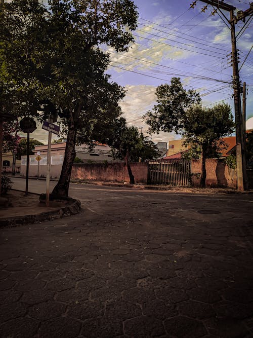 Fotobanka s bezplatnými fotkami na tému city street, dláždená ulica, krásny západ slnka