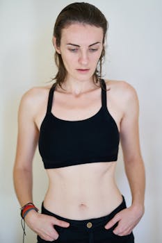 一名身穿黑色运动服的女子在室内拍照