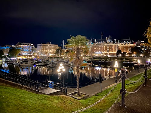 Gratis stockfoto met architectuur, avond, binnenstad