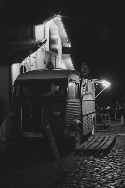 Immagine gratuita di bianco e nero, camion, città