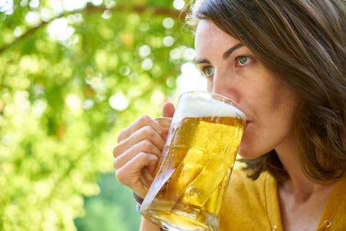 Foto Der Frau, Die Bier Trinkt