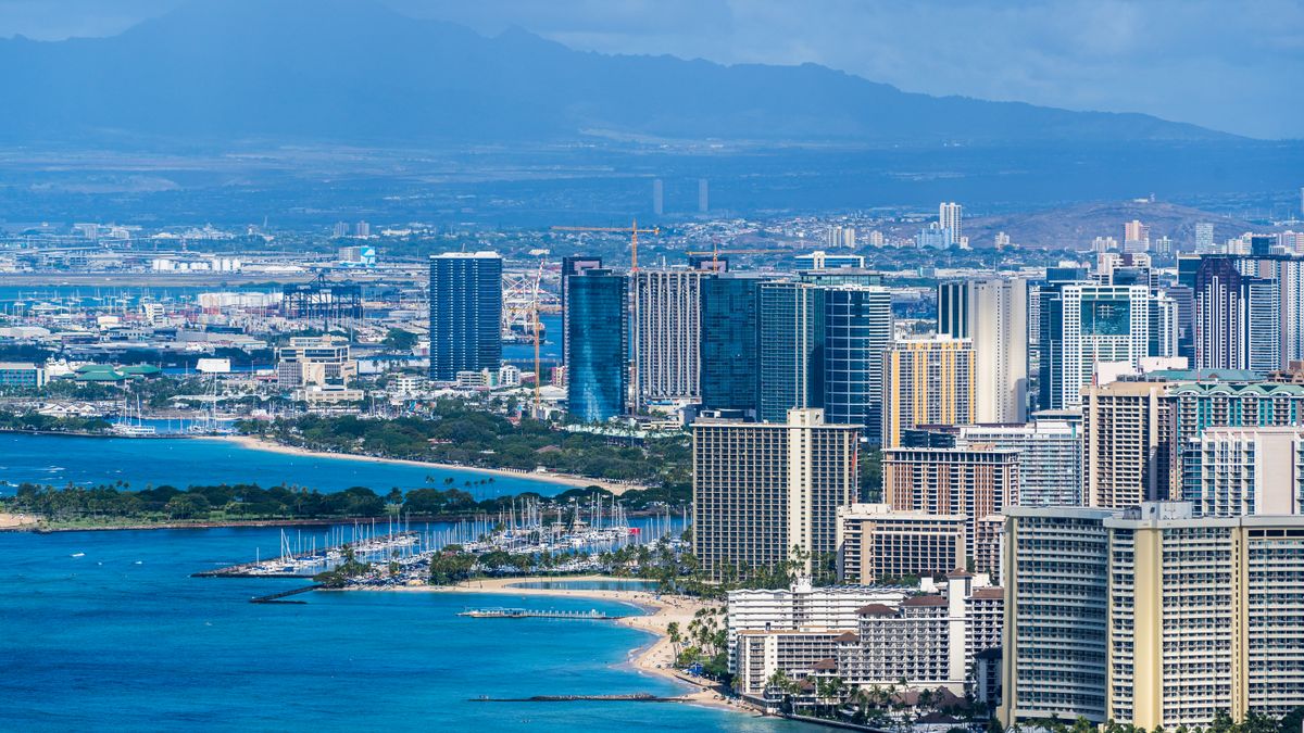 호놀룰루 — Explore this breathtaking aerial view of Honolulu, showcasing its modern skyline and pristine coastline against a mountainous backdrop.