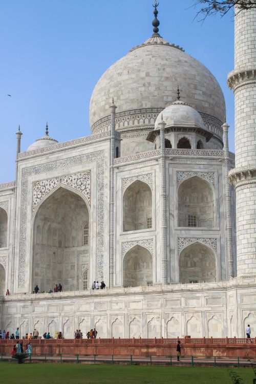 Free Captivating view of the iconic Taj Mahal in Agra, showcasing its stunning Mughal architecture. Stock Photo