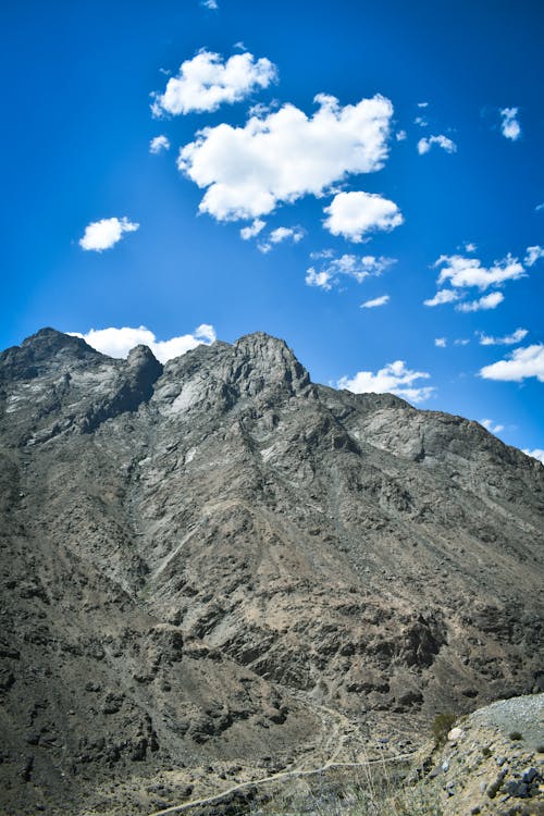 Foto profissional grátis de cadeia de montanhas, céu azul, formação rochosa
