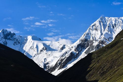 Free Breathtaking view of snow-covered mountain peaks against a clear blue sky, showcasing pristine nature. Stock Photo