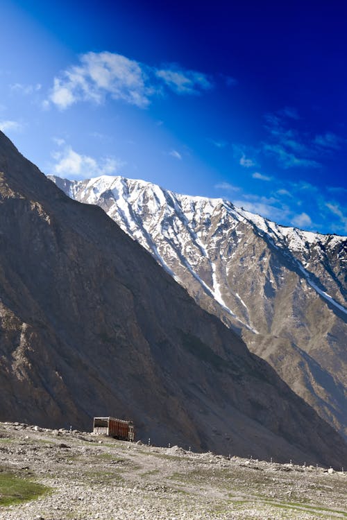 Бесплатное стоковое фото с вертикальный выстрел, голубое небо, горная местность
