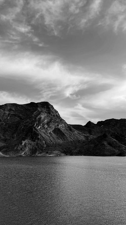 Foto profissional grátis de escala de cinza, lago, monocromático
