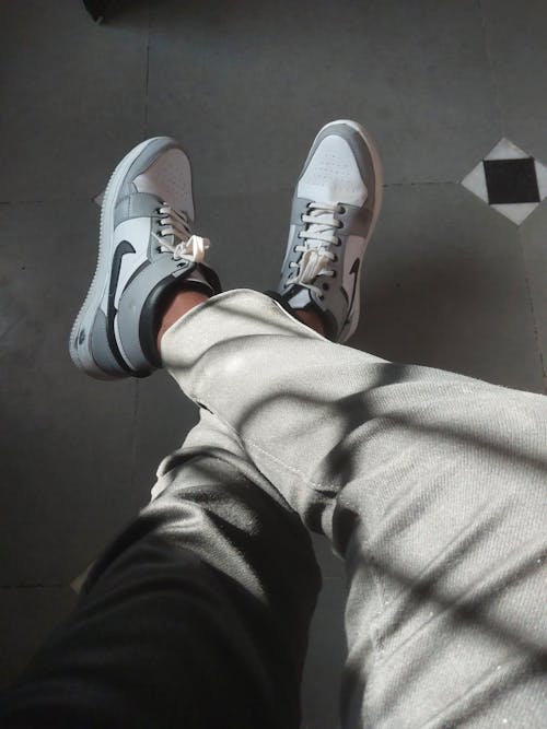 Fotos de stock gratuitas de calzado, Nike, pantalones gris