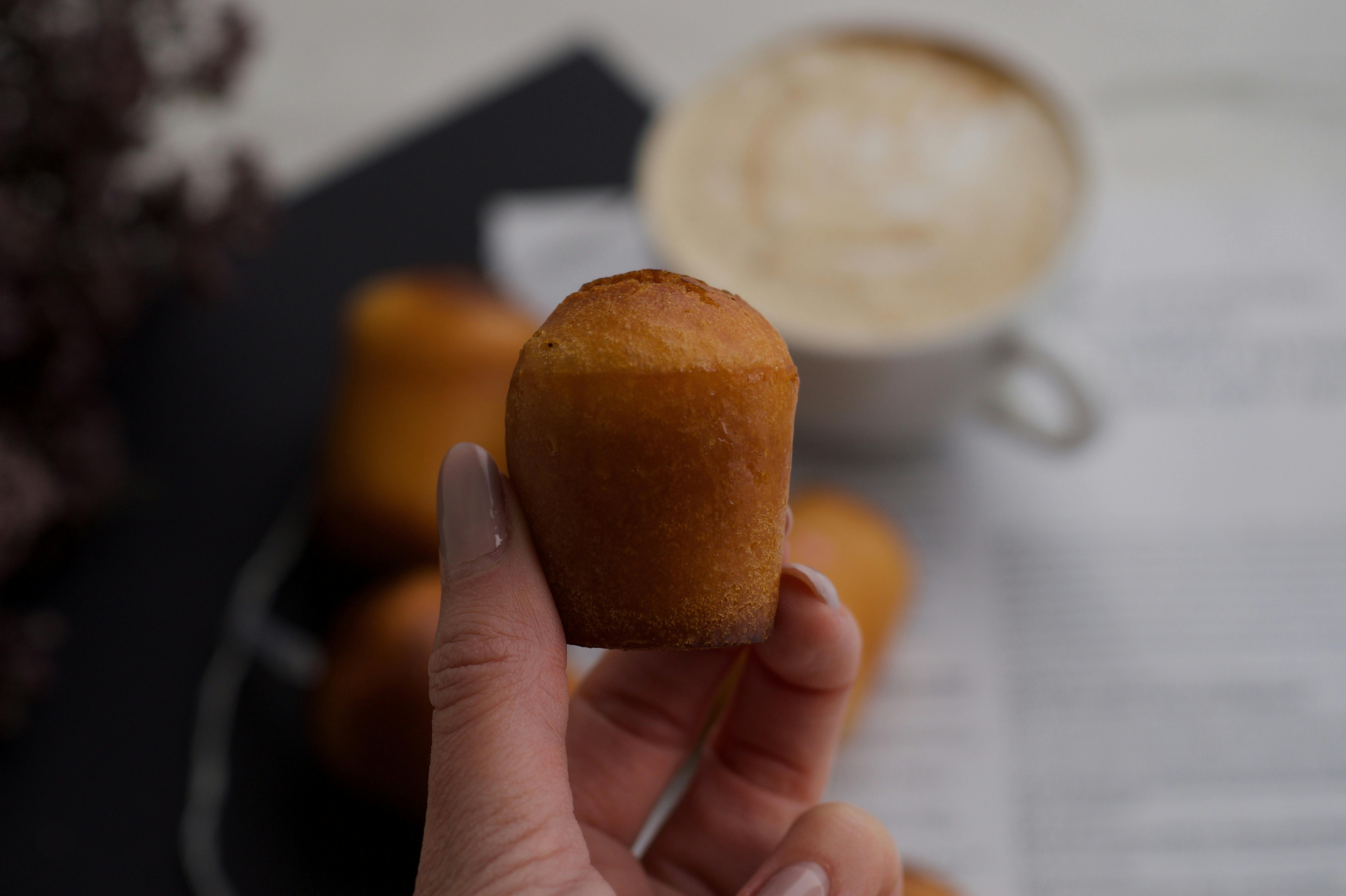 Muffins de zanahoria y nuez sin gluten servidos en una bandeja