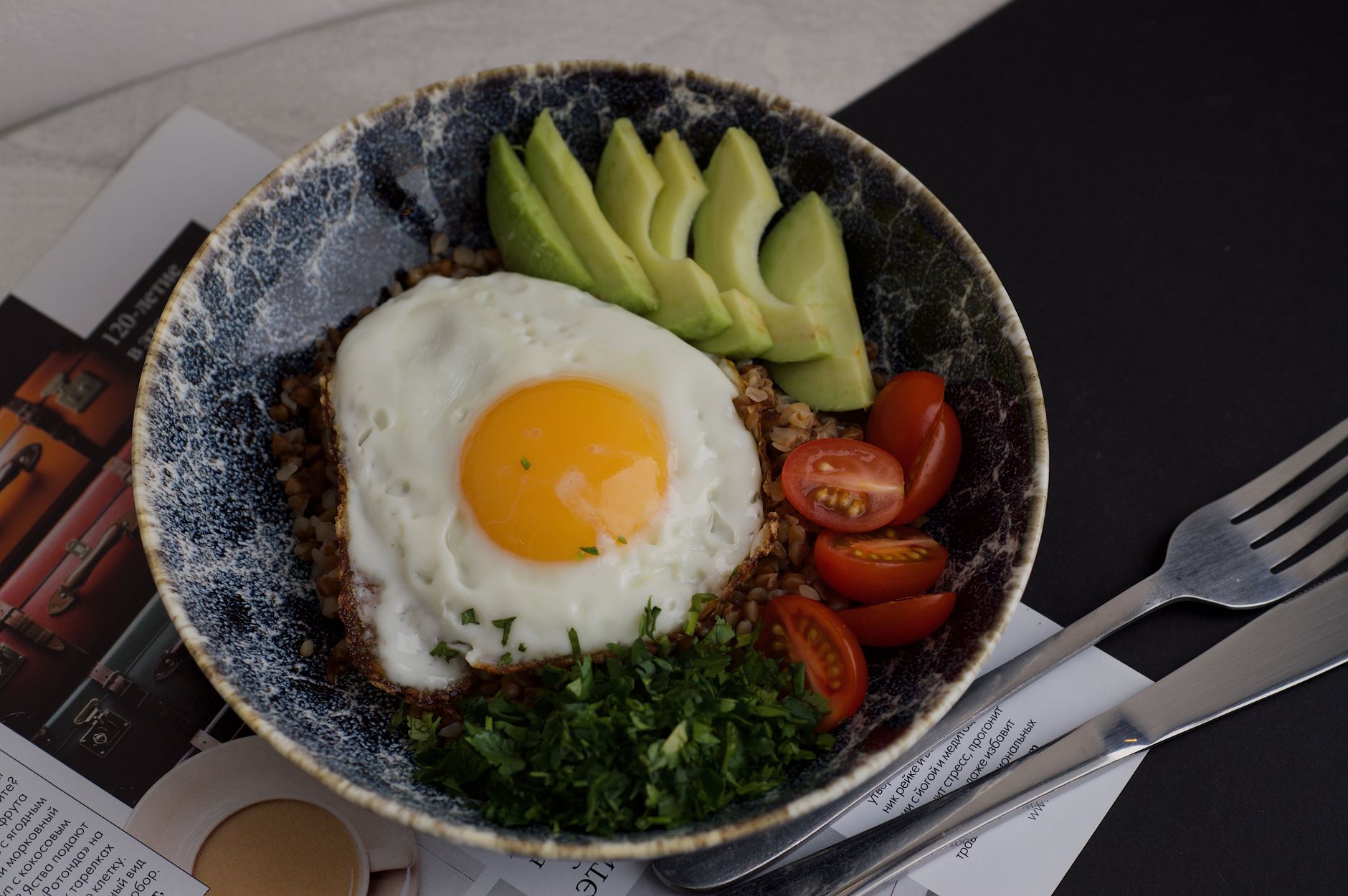 健美飲食5大迷思破解:正確吃法助你建構理想身材 A delicious bowl featuring egg, avocado, tomatoes, and greens for a balanced meal.