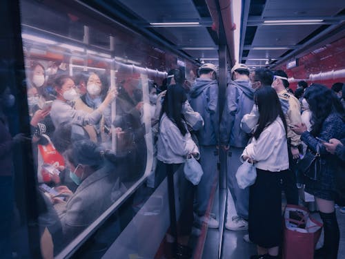 Безкоштовне стокове фото на тему «Година пік, Громадський транспорт, люди»