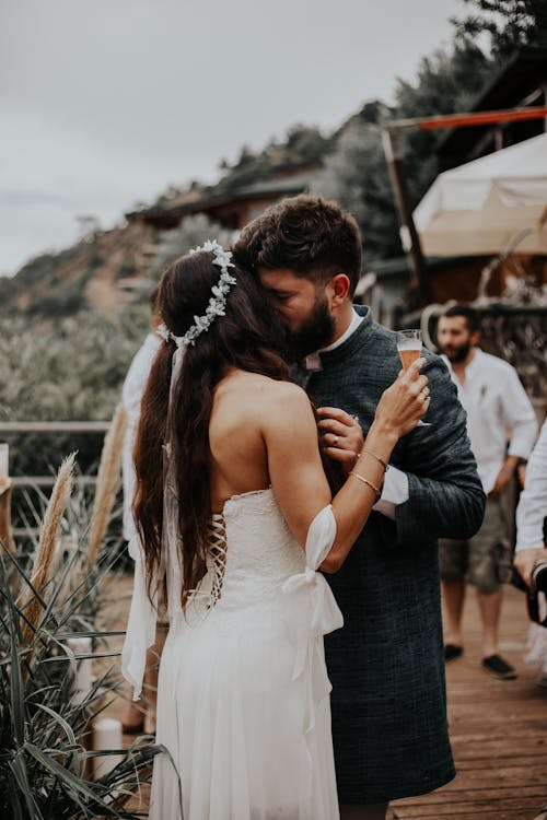 Foto profissional grátis de beijando, casal, casamento