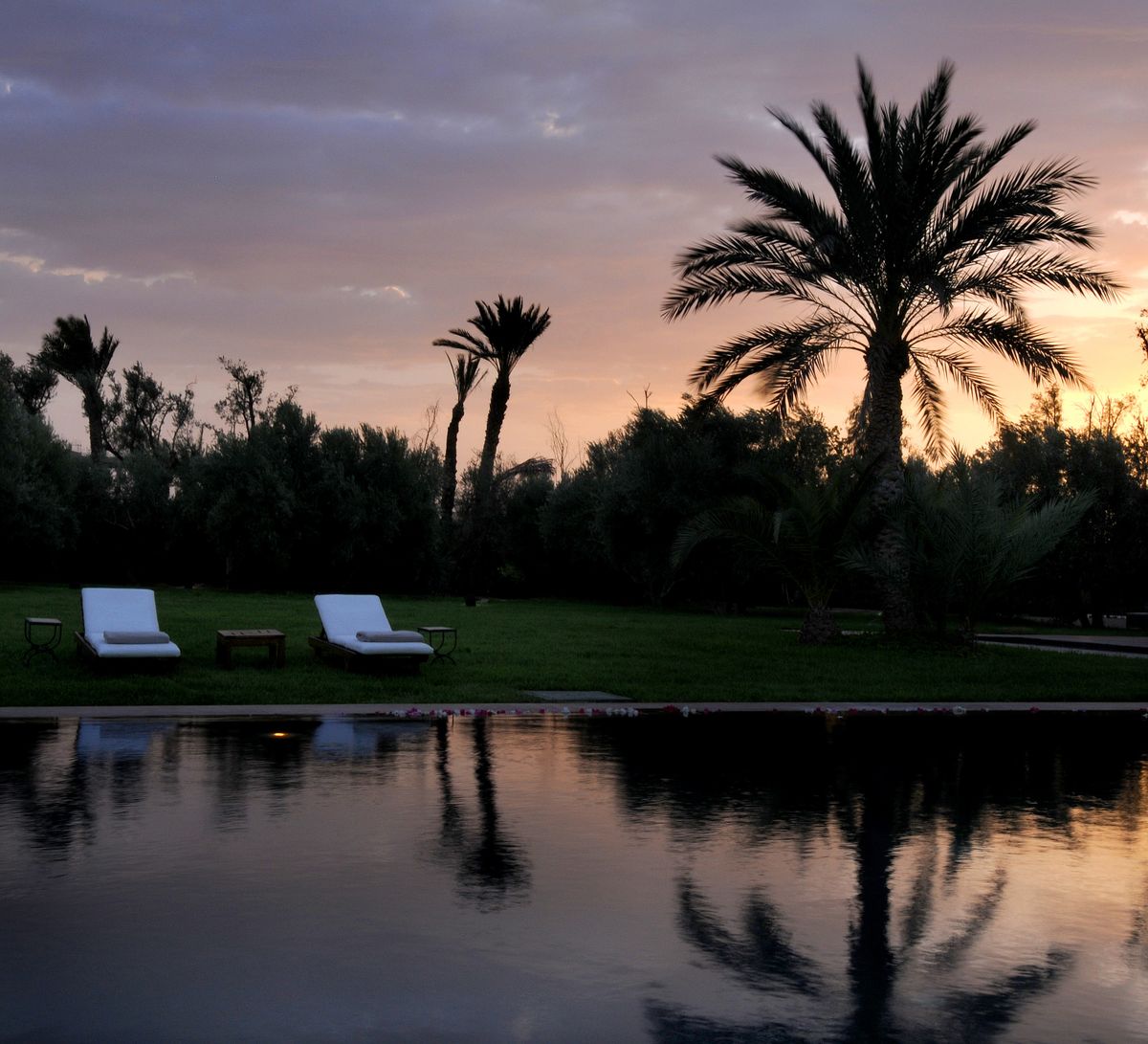 Marrakech - zonă de relaxare la piscina unui hotel din Hivernage