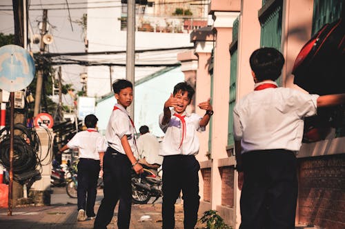 Tres Chicos Pasando Un Buen Rato