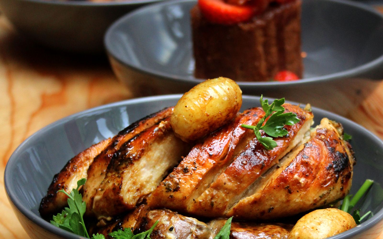 Foto de Frango na air fryer com batata rústica e vinagrete