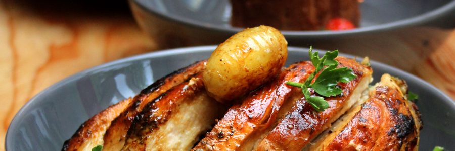 Foto de Frango na air fryer com batata rústica e vinagrete