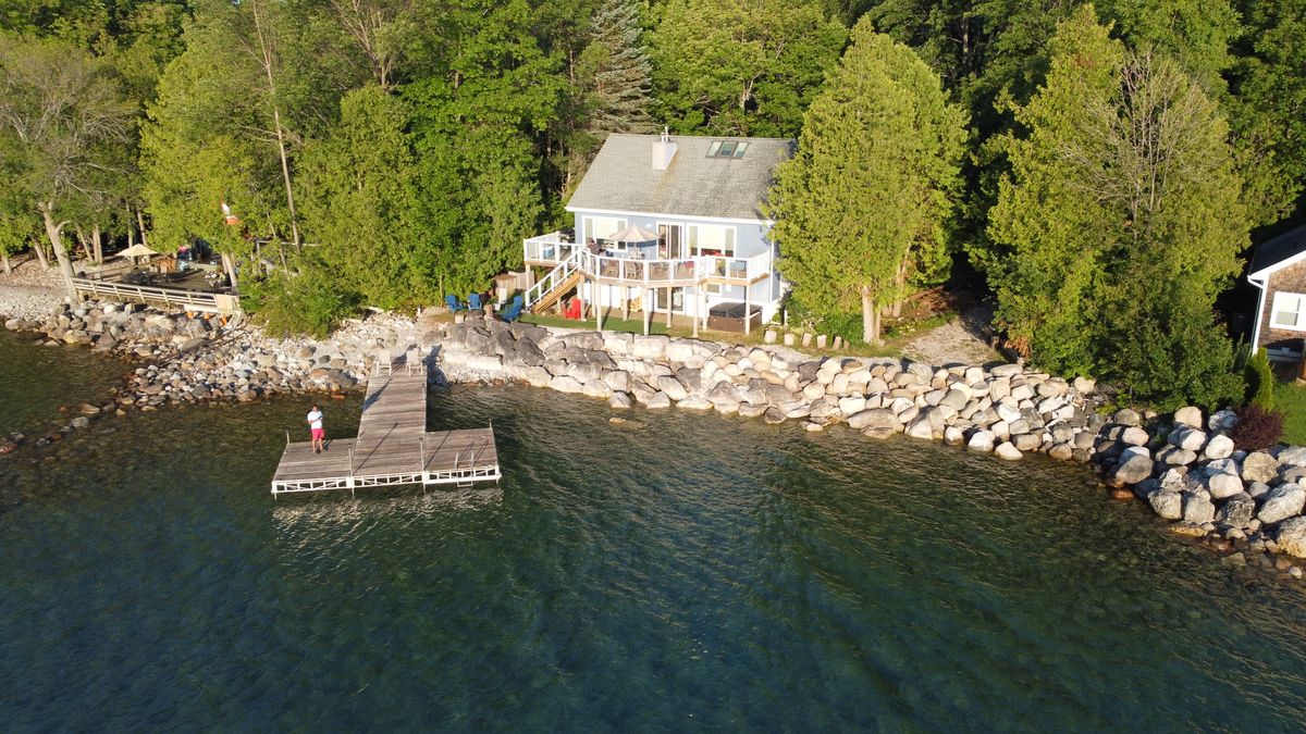 Lakefront deck outdoor living and patio entertaining at Portage Lakes Ohio