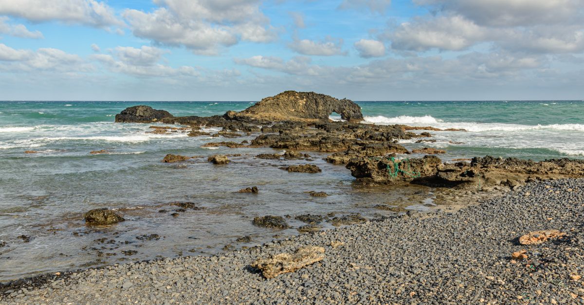 Rocks on the Beach · Free Stock Photo