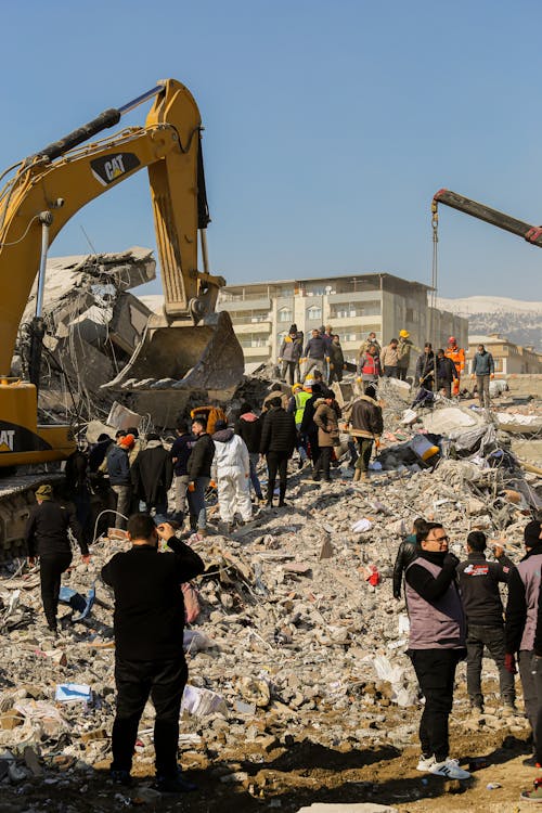 ayakta, deprem, dikey atış içeren Ücretsiz stok fotoğraf