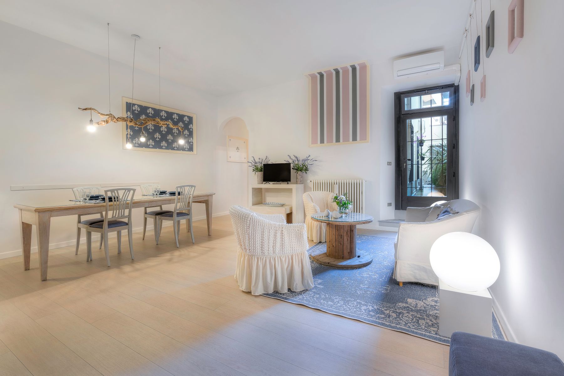 Lichte moderne woon- en eetkamer