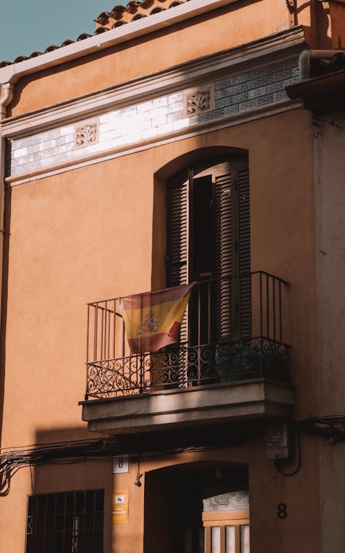 Foto profissional grátis de balcão, bandeira espanhola, casa