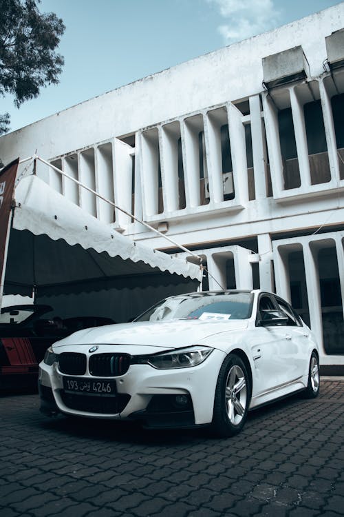 Foto d'estoc gratuïta de aparcament, BMW, caputxa