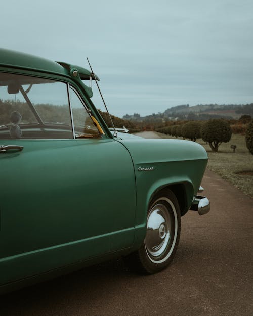Ilmainen kuvapankkikuva tunnisteilla 1950-luvun auto, 1950-luvun autot, ajaminen