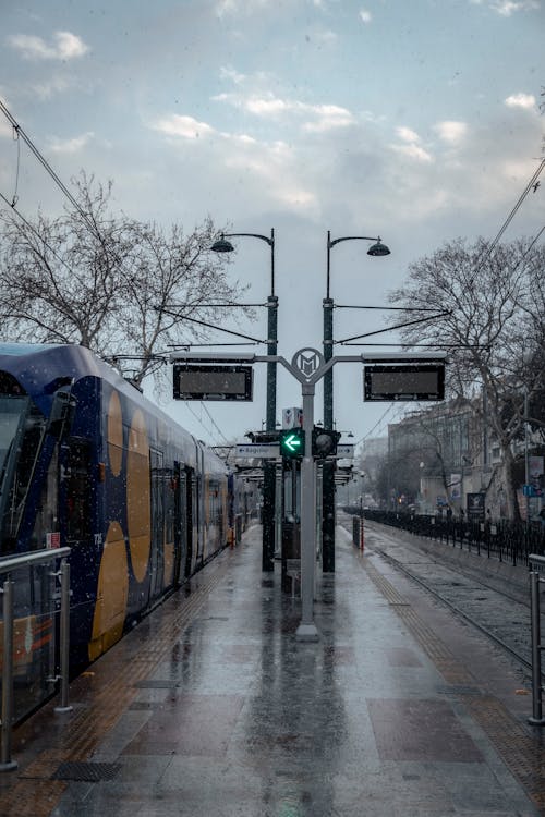 Immagine gratuita di allenare, pioggia, stazione ferroviaria