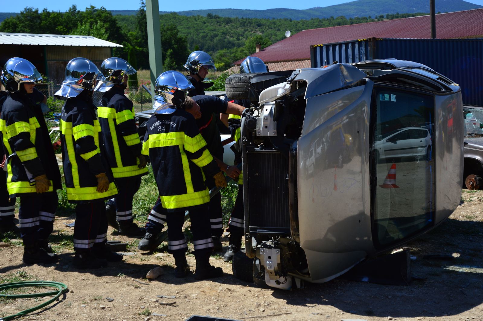 Servicios de emergencia atienden un accidente de tránsito en la vía pública