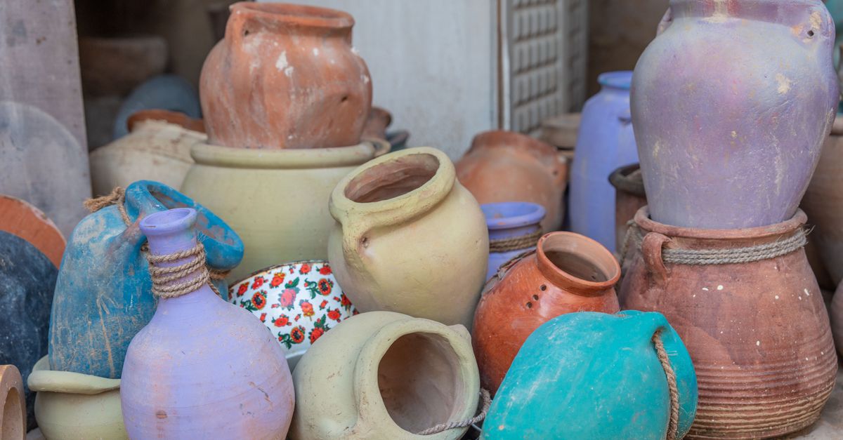 Assortiment vibrant de pots en terre cuite exposés en extérieur, montrant des tons terreux et des textures rustiques.