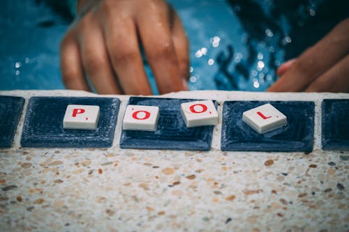 Kostenlos Person, Die Scrabble Spielt Stock-Foto