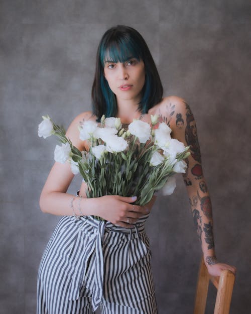 Beyaz güller, Çiçekler, dikey atış içeren Ücretsiz stok fotoğraf