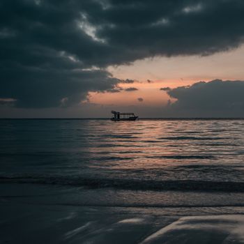 Kisi Ki Muskurahaton Pe