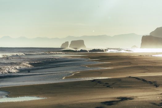 在晨光与海浪中，欣赏堪察加半岛海岸线的壮丽景色