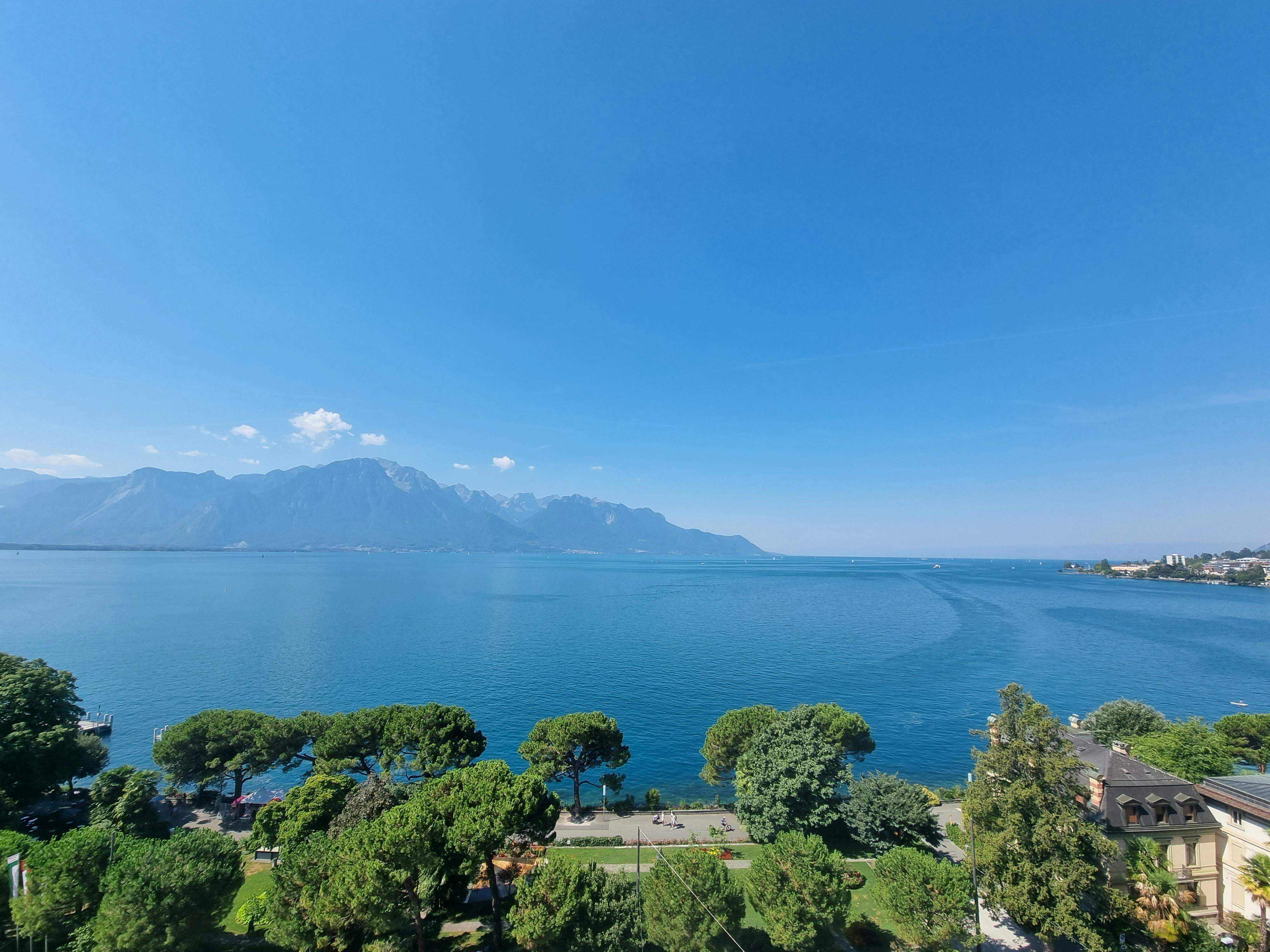 clear-sky-over-sea-coast-free-stock-photo