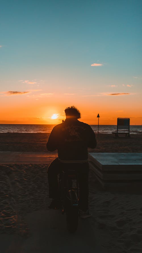 Безкоштовне стокове фото на тему «золотий захід сонця, їзда на велосипеді, пляж заходу сонця»