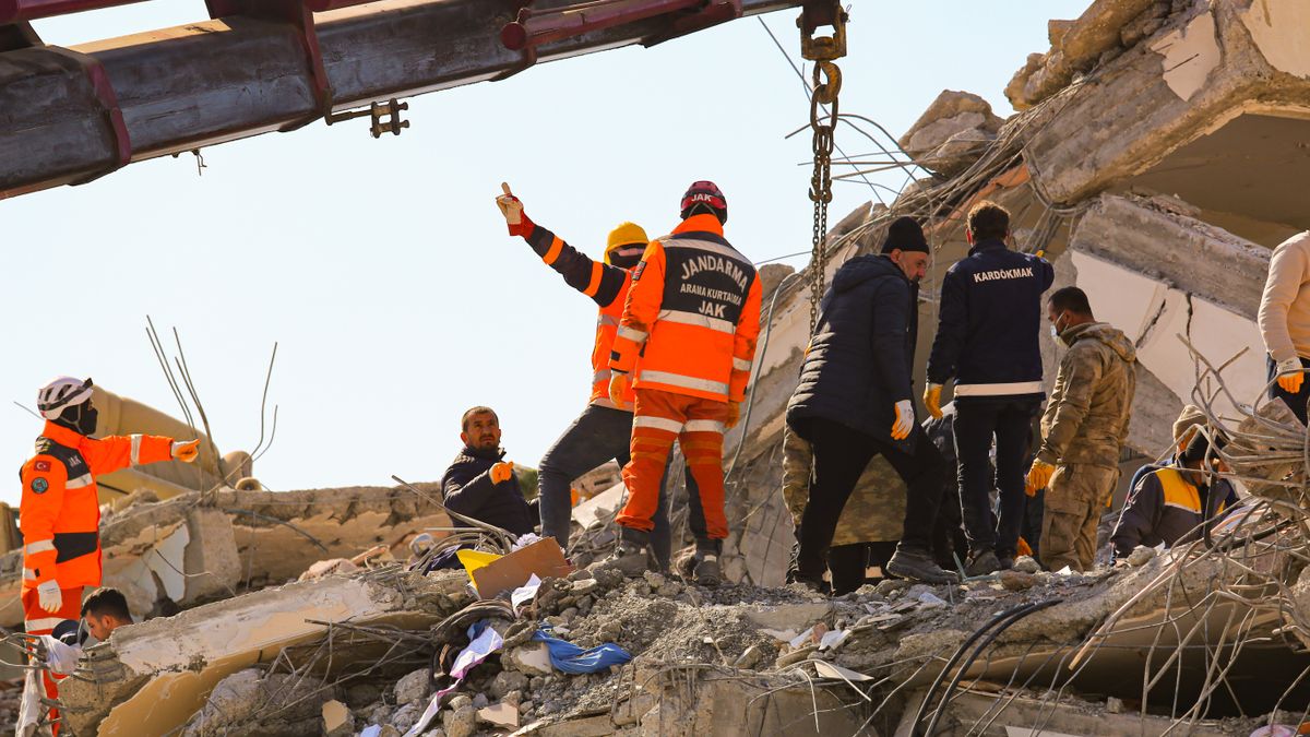 Deprem sonrası enkazda arama kurtarma çalışması (temsilî görsel) — Venezuela depreminde 38 kişinin kurtarılmasına katkı veren İbrahim Eser ödüllendirildi