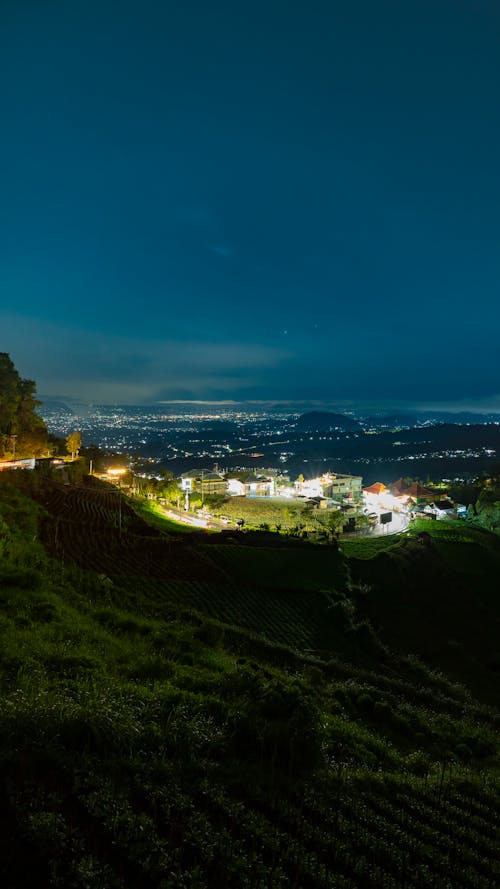 Photos gratuites de à flanc de montagne, colline, illuminé