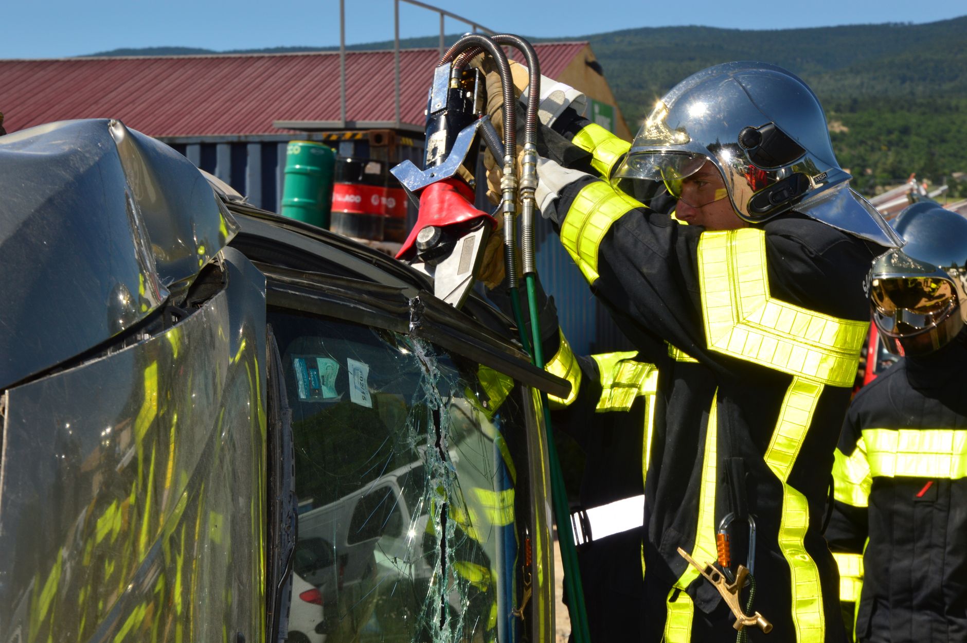 Coliziune între două TIR-uri pe drumul național DN56A, în localitatea Punghina