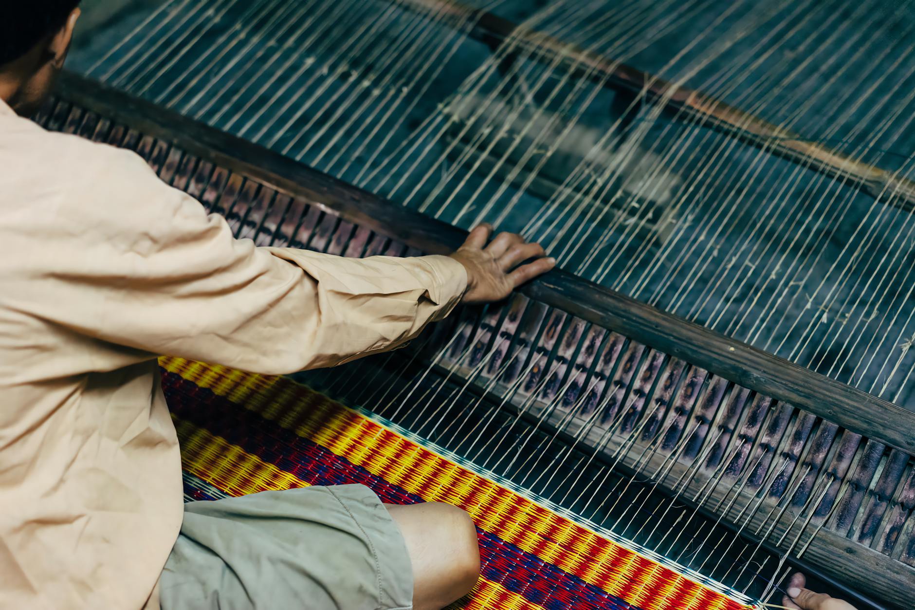 Weaving cotton on loom