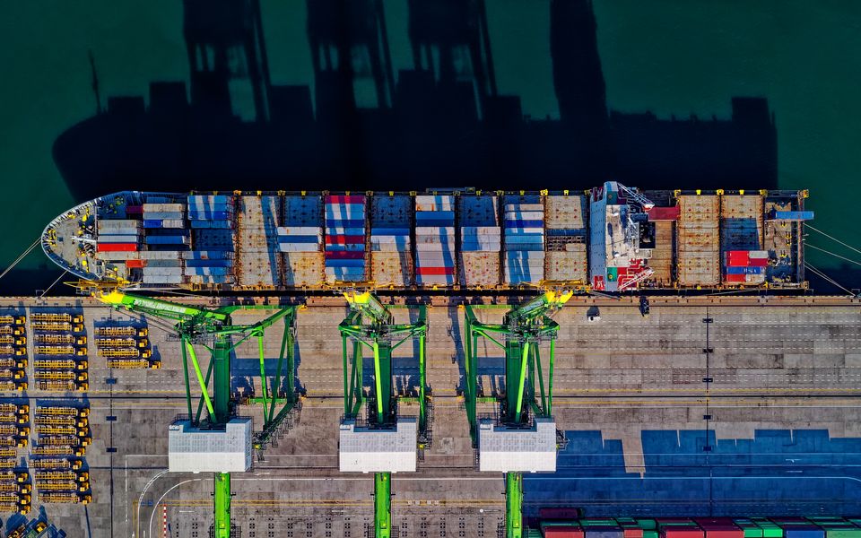 Tàu container rời cảng