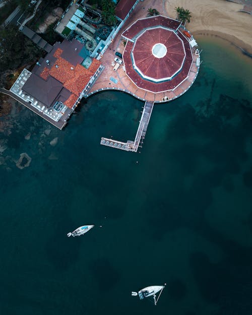 Photographie Aérienne Du Bâtiment à Côté Du Plan D'eau