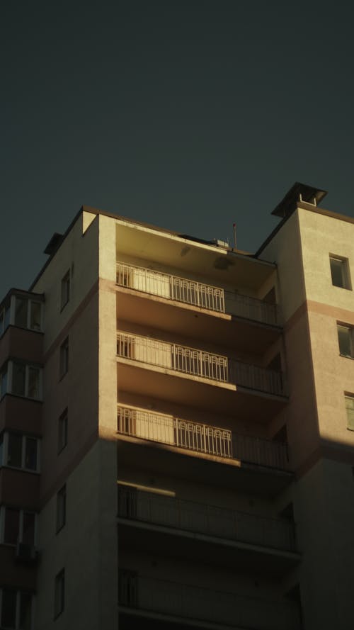 Immagine gratuita di balconi, cielo sereno, edificio